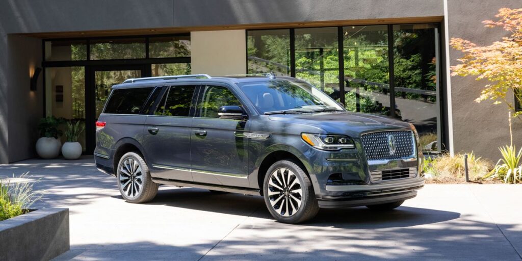 View Photos of the 2022 Lincoln Navigator